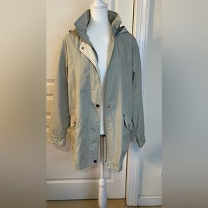 Vintage Izzi Outerwear. EUC. Size M. Beige Raincoat with detachable hood.